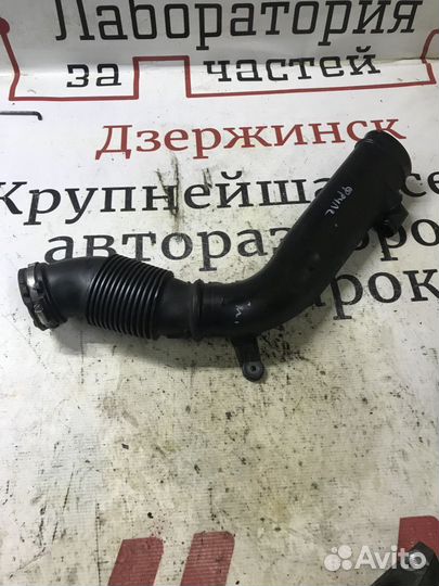 Патрубок воздушного фильтра Land Rover Freelander