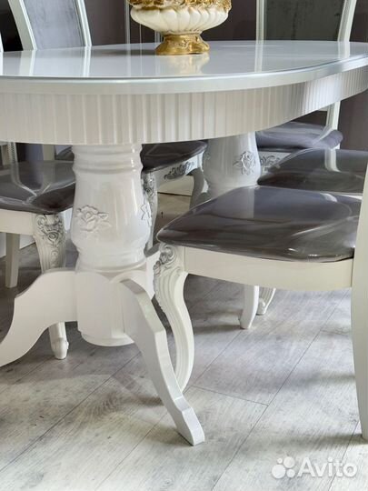 Стол и стулья в гостиную. В наличии