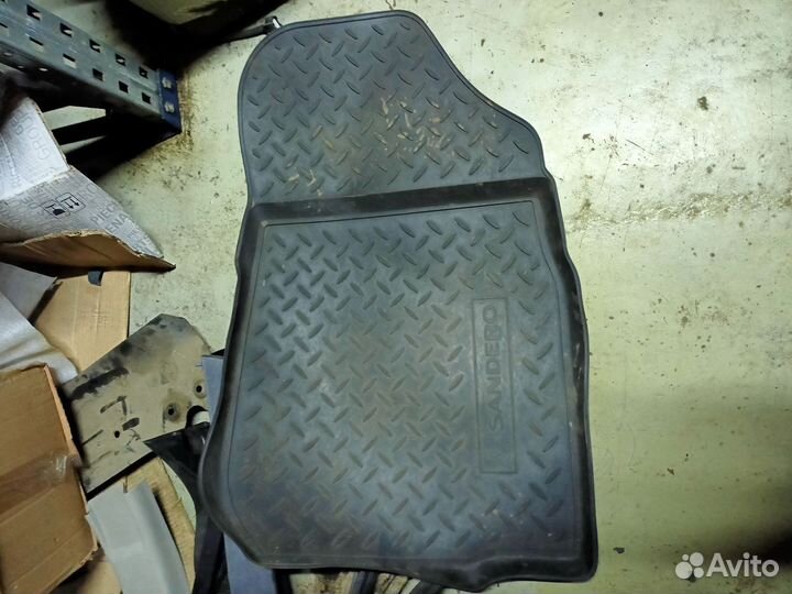 Резиновый коврик задний левый Renault Sandero I