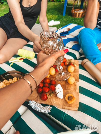 Стейк и вино вечеринка в загородном доме