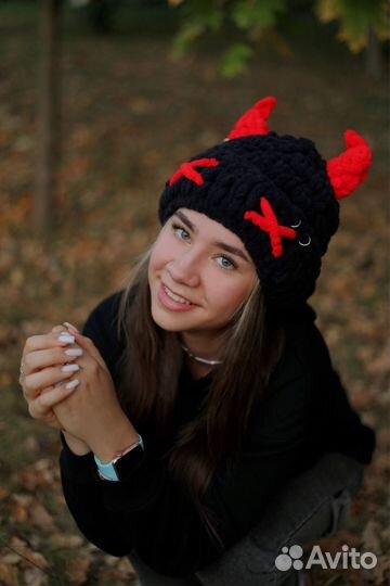 Шапка черная унисекс вязаная вручную с рогами
