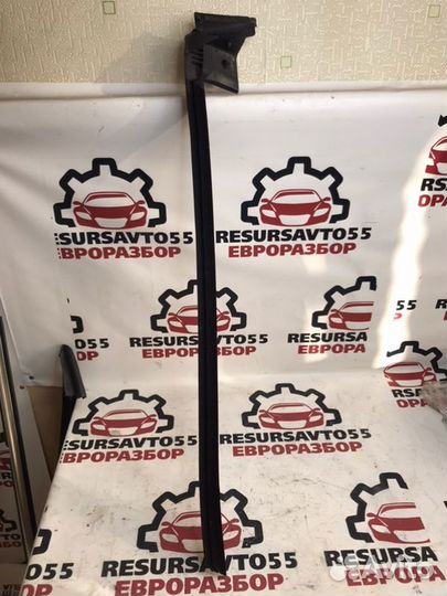 Уплотнитель стекла двери передний левый Vw Passat