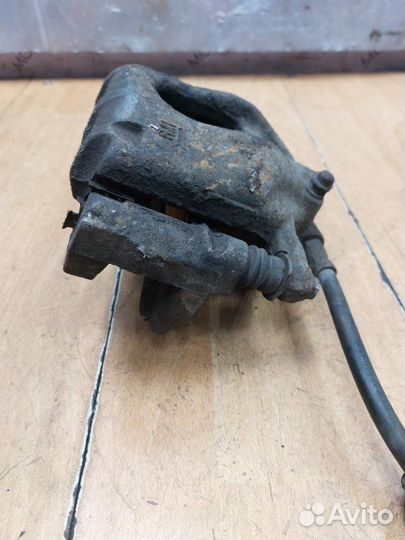 Тормозной суппорт передний левый Opel Corsa D