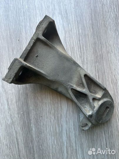 Кронштейн двигателя правый Audi 100 C3 1990