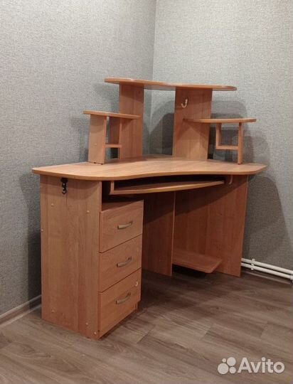 Компьютерный стол угловой с полками