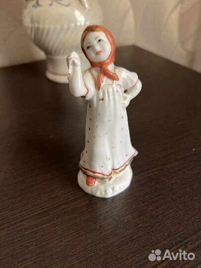 Фарфоровая статуэтка 