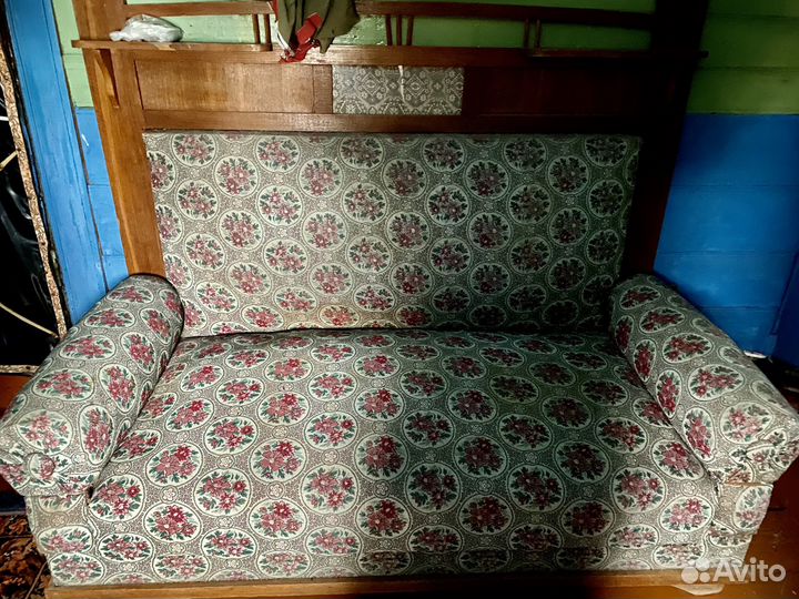 Старинный диван