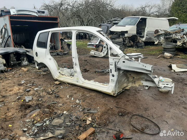 Правый бок Volkswagen touran
