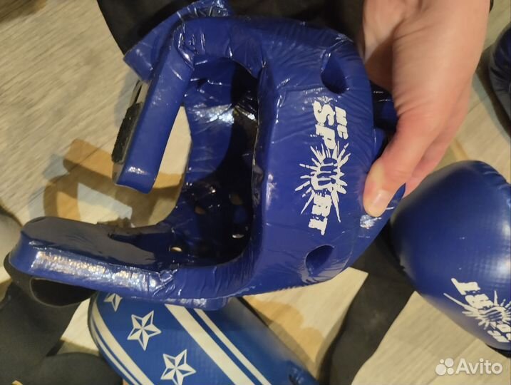 Шлем, футы, перчатки для тхэквондо