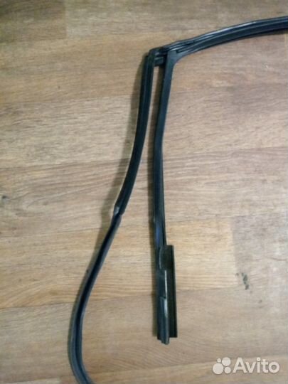 Уплотнитель стекла двери задний левый Volkswagen