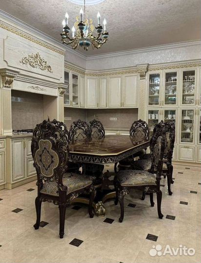 Большой обеденный стол и стулья