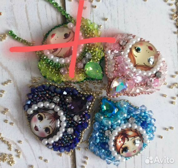 Брошь ручной работы из бисера и страз