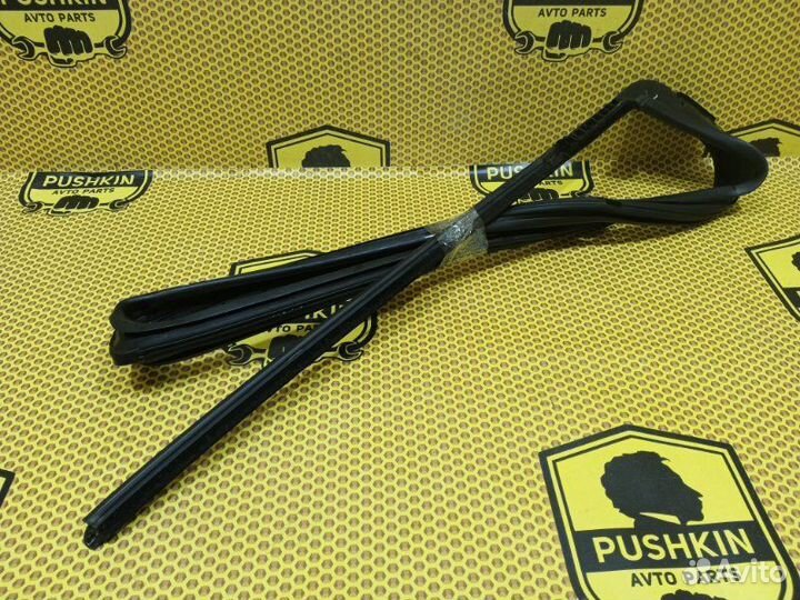 Уплотнитель стекла двери задний левый Renault