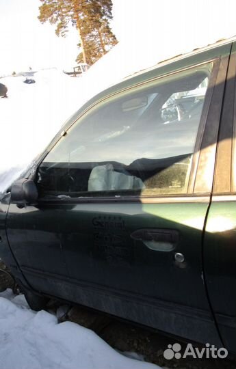 Передняя левая дверь на Nissan Primera