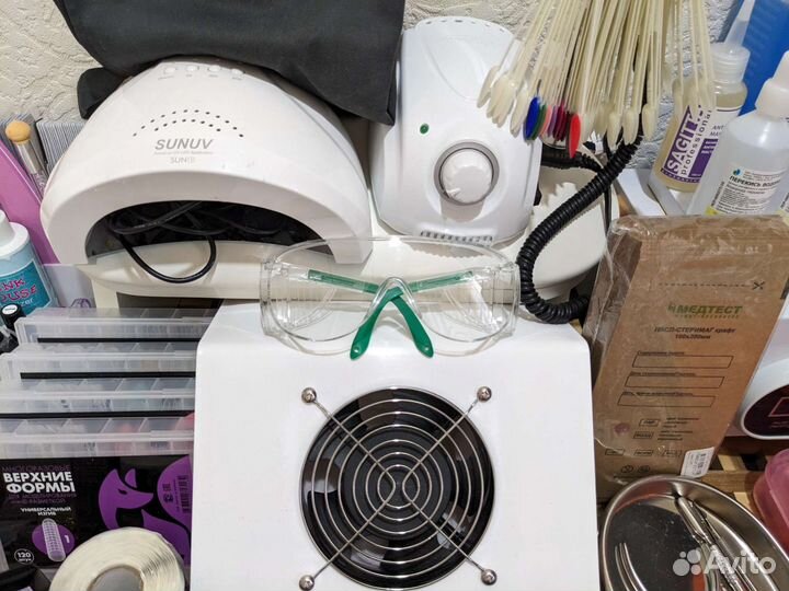 Всё для работы мастера маникюра