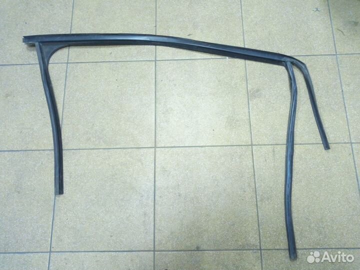 Уплотнитель вокруг стекла Форд С Мах