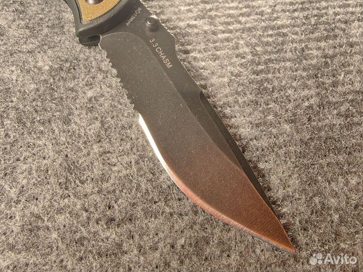 Нож складной Medium Chasm Coyote Brown Serrated