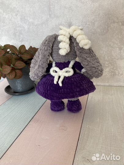 Вязанные игрушки ручной работы. Зайка-первоклашка