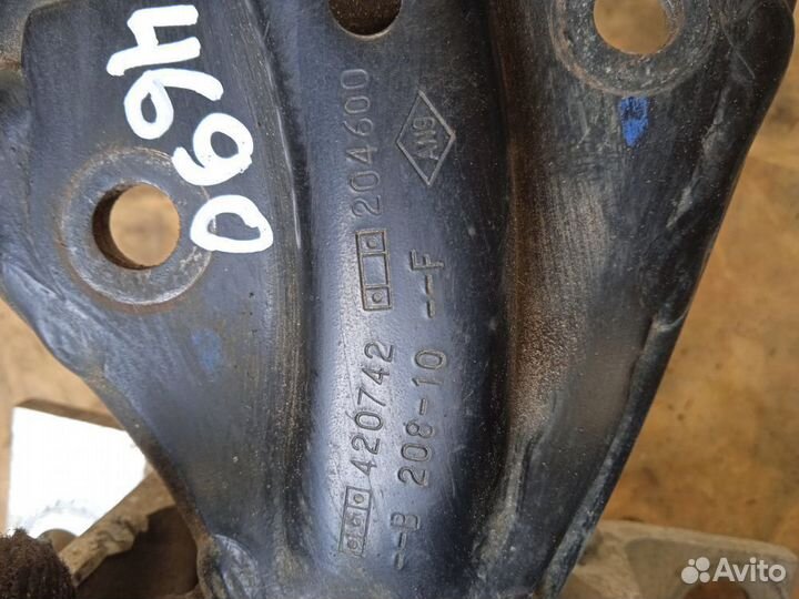 Опора двигателя правая Renault Logan