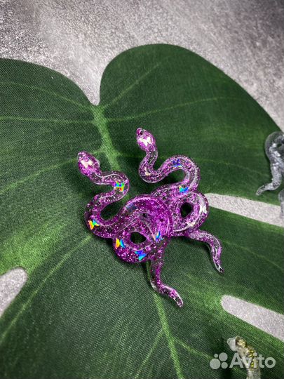 Серьги из смолы ручной работы змеи