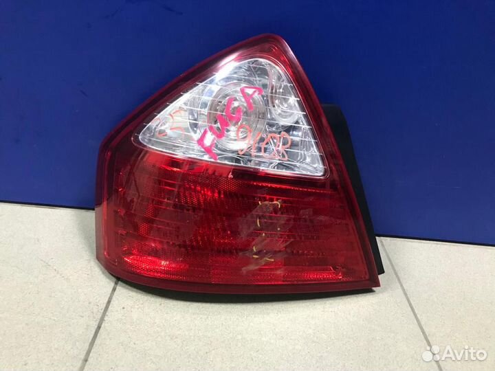 Фонарь левый задний на Nissan fuga y50