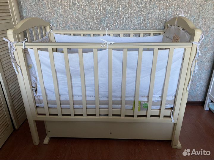 Детская кроватка с маятником, матрасом и бортиками