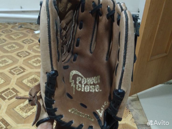 Бейсбольная перчатка