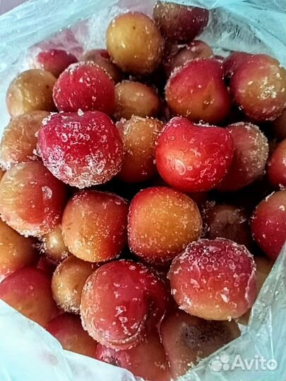 Замороженная черешня и клубника