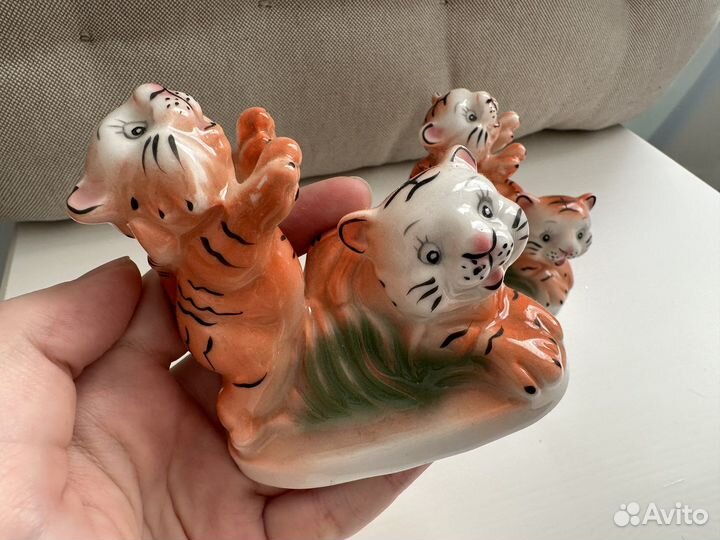 Фарфоровая статуэтка тигр тигрята