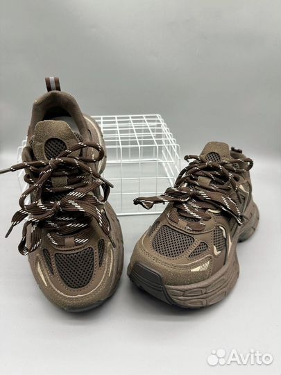 Кроссовки женские в наличии
