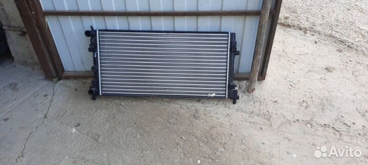 Радиатор охлаждения двигателя Volkswagen Polo 5