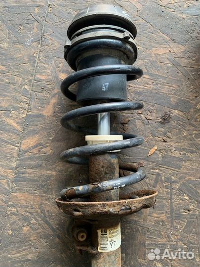 Стойка подвески передняя правая Opel Corsa C