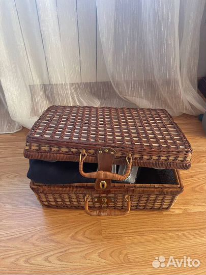 Набор для пикника в чемодане из ротанга 4 персоны