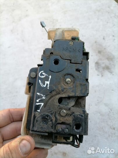 Передний левый замок двери Фольцваген Пассат б5+