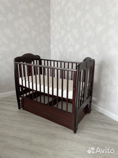 Детская кроватка с маятником