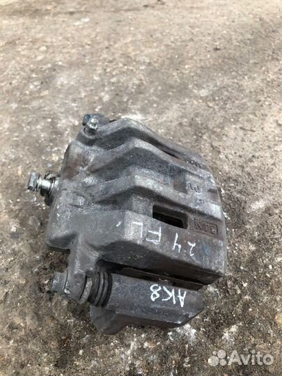 Суппорт тормозной передний левый Honda Accord 8