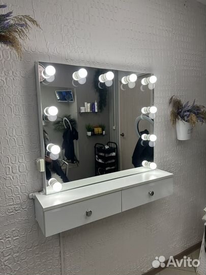Гримерное зеркало со столом