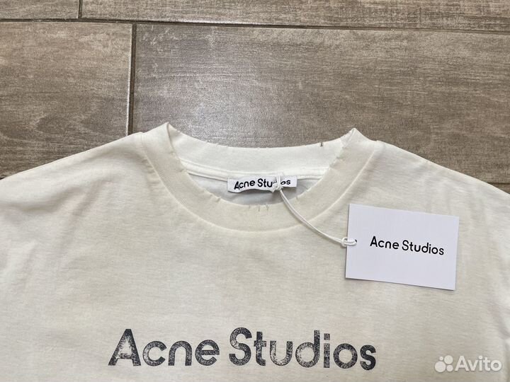 Acne studios stockholm лонгслив на руках