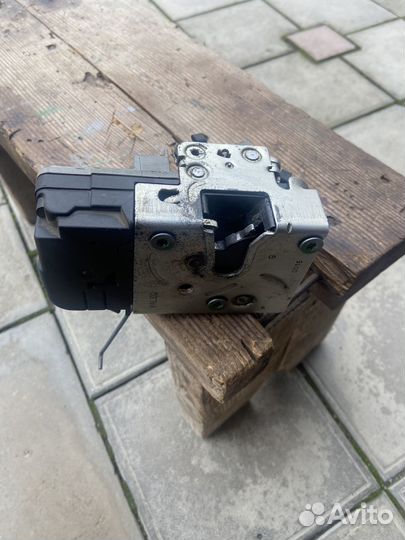 Замок двери передний левый peugeot206