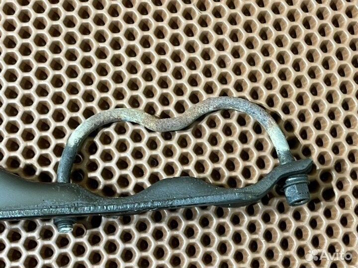 Крепление глушителя Mercedes-Benz E320 W124