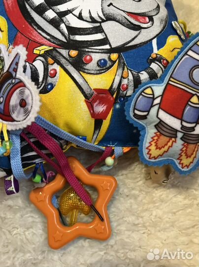 Развивающая подушка погремушка