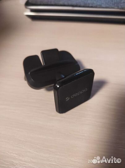 Магнитный держатель в авто