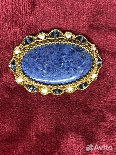 Брошь с натуральным камнем дьюмортьерит