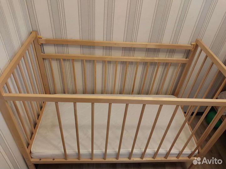Детская кроватка с маятником