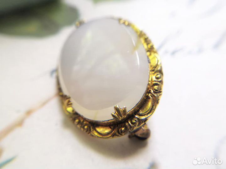 Антикварная брошь, халцедон