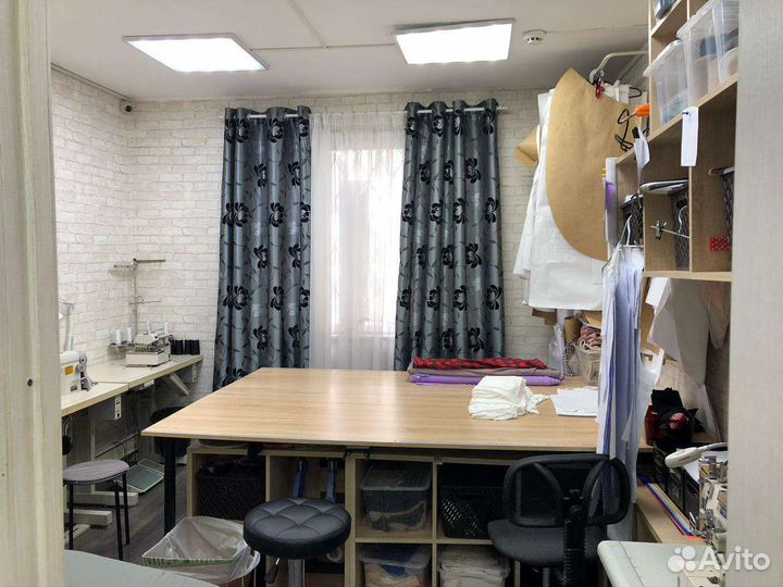 Швея принимает заказы на пошив одежды и ремонт