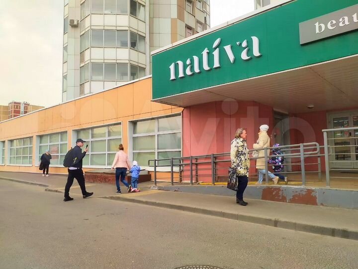 У витрины торговая площадь, 17 м²