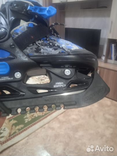 Продам новые коньки защита на лезвия и сумку