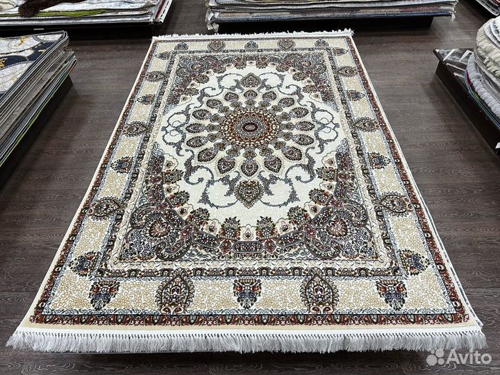 Ковер классический, бежевый