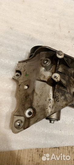 Кронштейн генератора Volkswagen Passat B6 1800CC